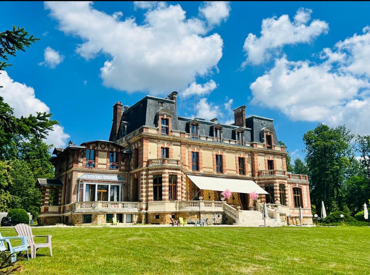 Chateau De Crenille -Appartements Chaumes-en-Brie Luaran gambar