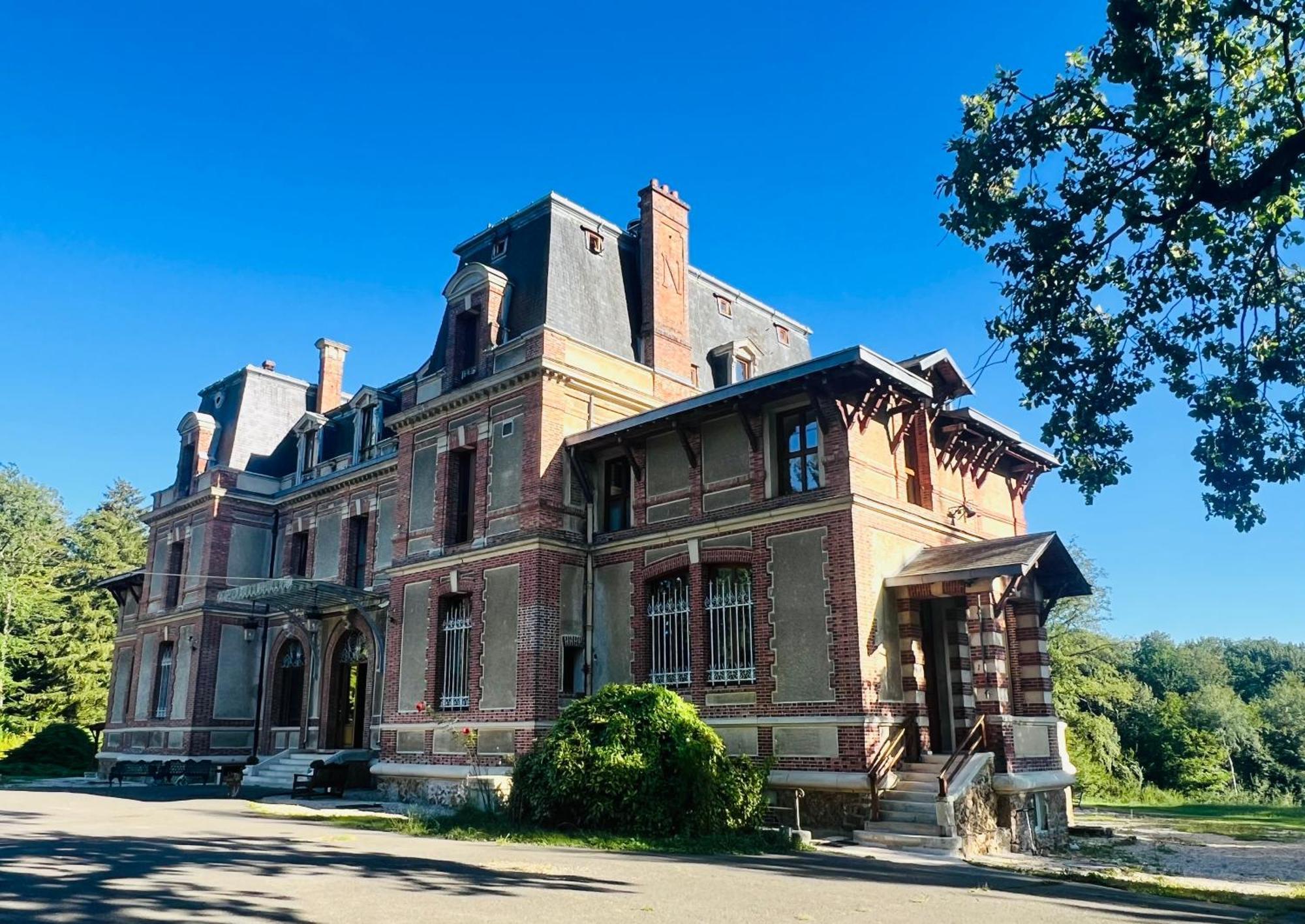 Chateau De Crenille -Appartements Chaumes-en-Brie Luaran gambar